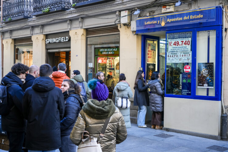 Cola en la administración de lotería nº 2 de Segovia.