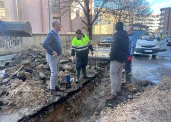 La calle Madrona durante la reparación de la avería.