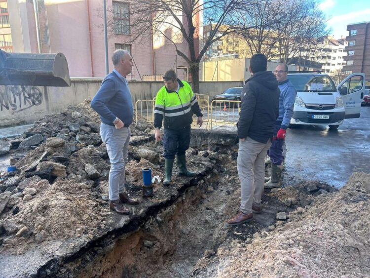 Dos averías mantuvieron sin agua a las calles de Madrona y Donantes de sangre durante el día de Nochebuena 1 La calle Madrona durante la reparación de la avería.