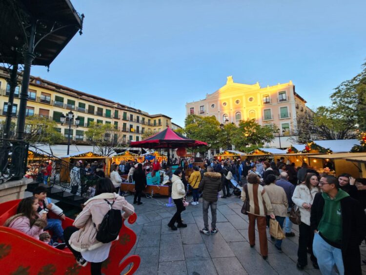 El mercado de Navidad abre sus puertas en la plaza Mayor y en la de Medina del Campo 1 La plaza Mayor, en la apertura del mercado de la Navidad./ AYUNTAMIENTO
