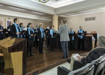 Una de las agrupaciones, interpretando un tema en el salón de plenos de la Diputación./ D.P.