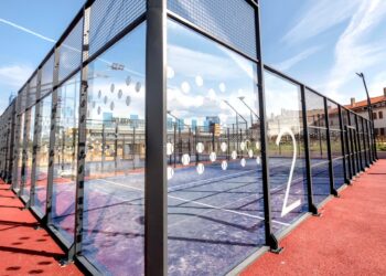 Ejemplo de elementos visibles en la pared de cristal de las pistas de pádel de Tres Casas.