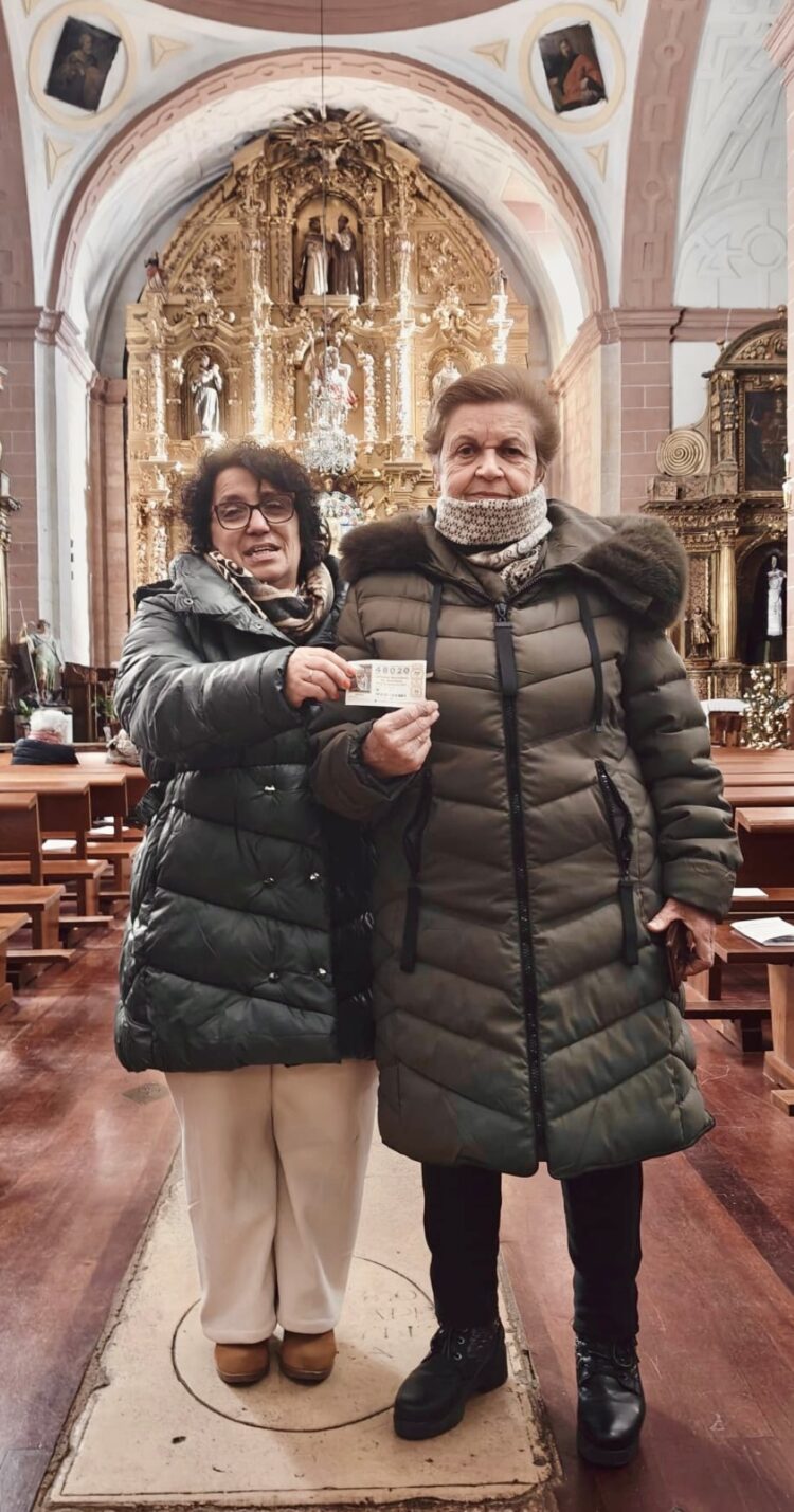 Aluvión de 21 millones de euros en Ayllón gracias a un cuarto premio venido de Madrid 1 Rocío y Gloria vendieron el 48.020 en Ayllón (FOTO: ICAL)