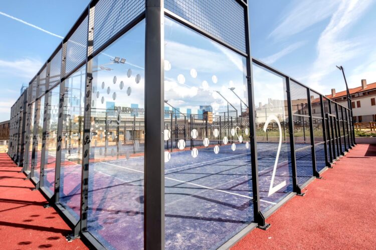 La Diputación insta a minimizar los choques de aves en las pistas de pádel 1 Ejemplo de elementos visibles en la pared de cristal de las pistas de pádel de Tres Casas.