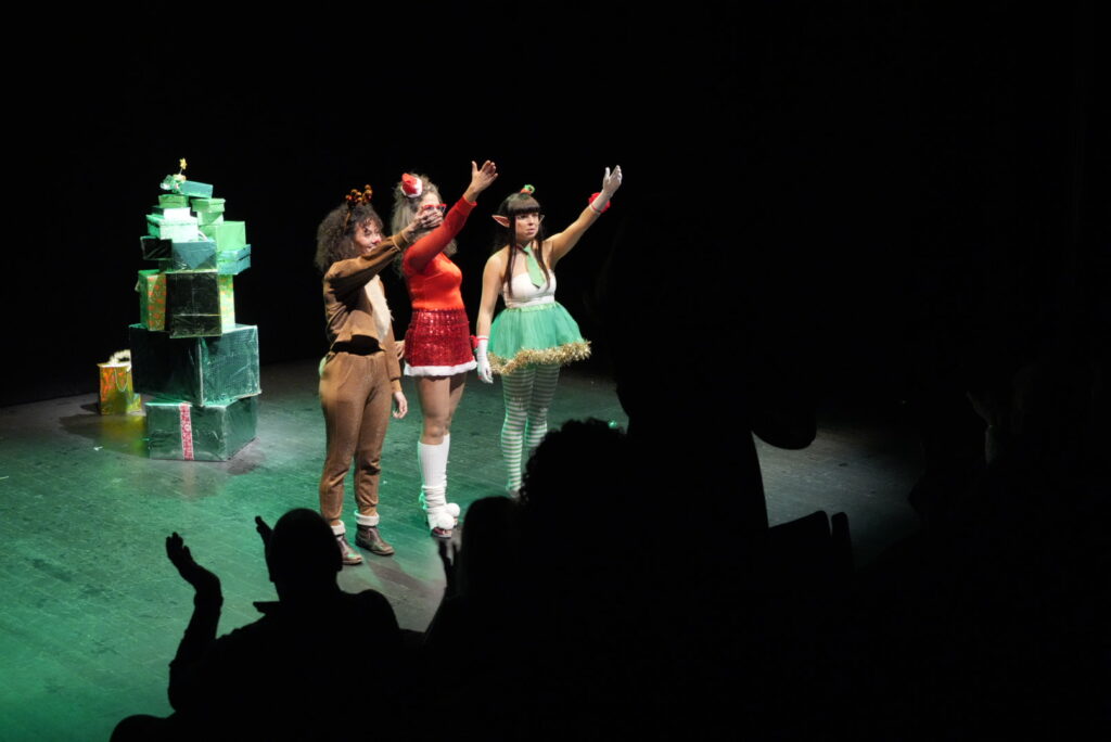 Ovación del público tras finalizar la representación.