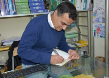 Antonio de Frutos firma un ejemplar de su primer libro.