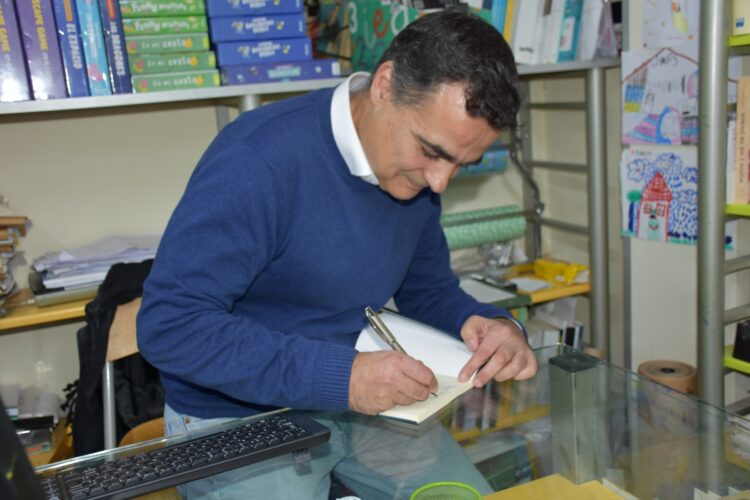 Antonio de Frutos firma un ejemplar de su primer libro.