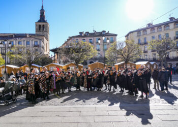 La Tuna de Magisterio toca un tema frente al edificio del Ayuntamiento.