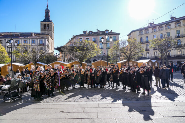La Tuna de Magisterio toca un tema frente al edificio del Ayuntamiento.