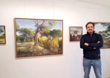 El pintor Pedro Cebrián junto a los cuadros de la exposición.