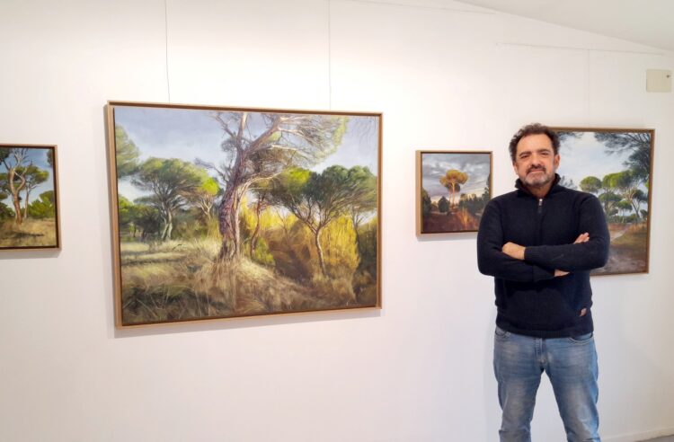 Pedro Cebrián muestra su versión paisajista y realista sobre el pinar de Nava de la Asunción 1 El pintor Pedro Cebrián junto a los cuadros de la exposición.