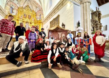 Los niños de catequesis tras la representación.