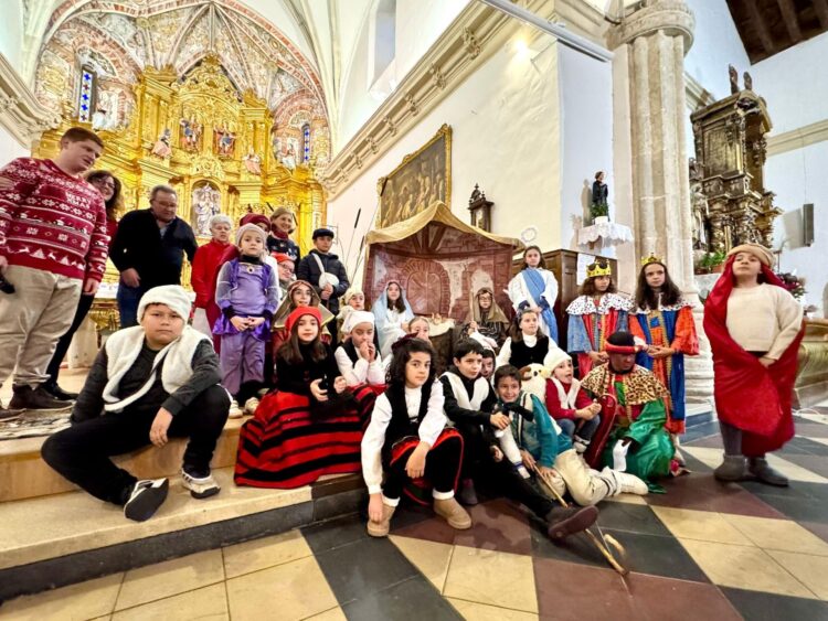 Los niños de catequesis de Cantimpalos representan el Belén viviente 1 Los niños de catequesis tras la representación.