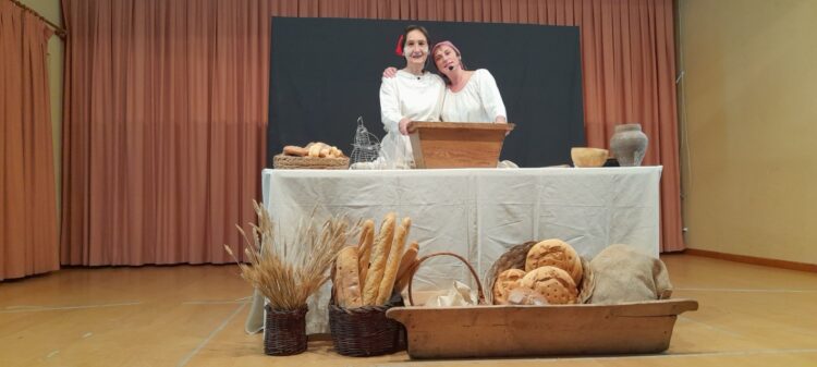 El Centro Cultural La Pedrazuela acoge la representación de ‘La panadería de la Abuela’ 1 Sonsoles Novo y Álida Jiménez./ L. MATARRANZ