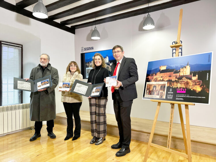 Correos conmemora el 550 aniversario de Isabel I con un sello exclusivo 1 Carlos Muñoz de Pablos, May Escobar, Nuria Lera, y Francisco Javier Santos durante la presentación. Ayuntamiento de Segovia.