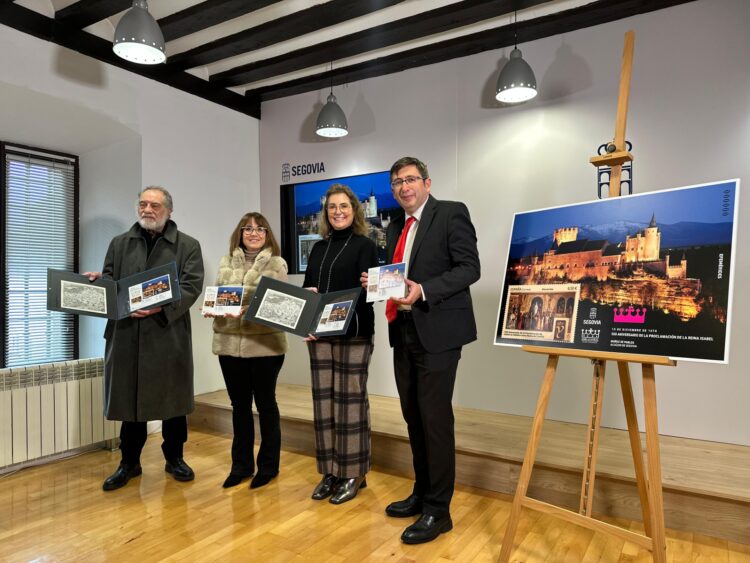 Correos conmemora el 550 aniversario de Isabel I como Reina de Castilla con un sello exclusivo 1 Carlos Muñoz de Pablos, May Escobar, Nuria Lera, y Francisco Javier Santos durante la presentación. /AYTO. SEGOVIA