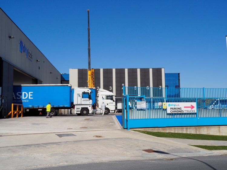 Drylock recurre la retirada de la subvención de 2,1 millones 1 Fachada principal de la empresa Drylock en el polígono de Hontoria. / E.A.