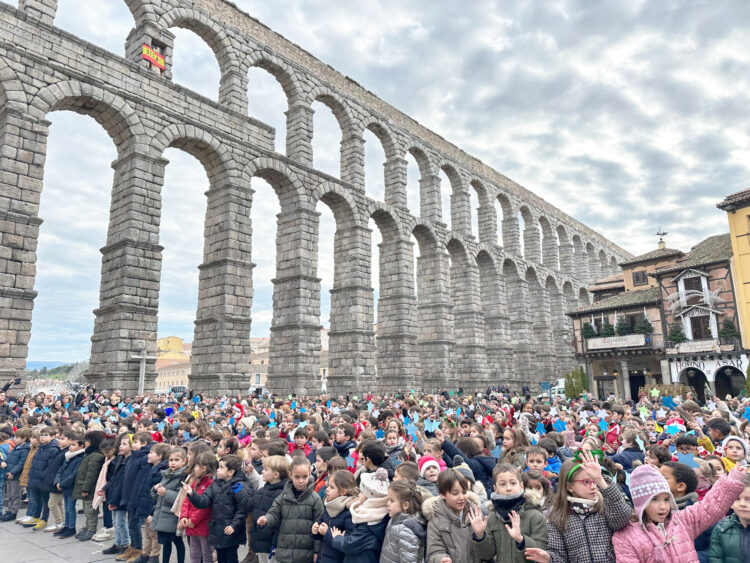 Alrededor de 800 alumnos del Colegio Claret felicitan las navidades desde el Azoguejo 1 10 3 1