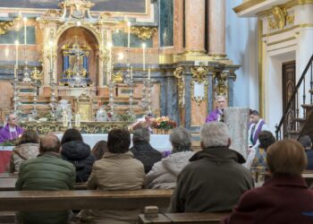 El obispo de Segovia, don César Franco, oficia la misa por los 300 años del Cabildo de la Real e Insigne Colegiata de la Santísima Trinidad (FOTO: FRANCISCO SÁNCHEZ)