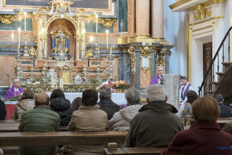 El obispo de Segovia, don César Franco, oficia la misa por los 300 años del Cabildo de la Real e Insigne Colegiata de la Santísima Trinidad (FOTO: FRANCISCO SÁNCHEZ)