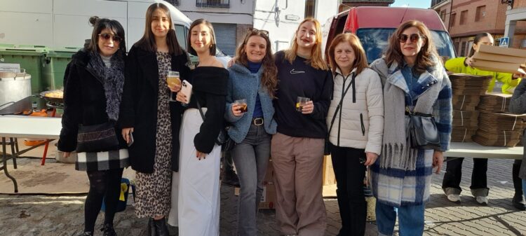 Grupo de amigas a la hora del cocido que se degustó en la jornada del sábado./ L. MATARRANZ