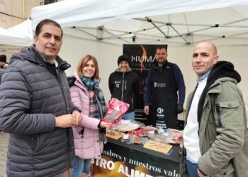 La vicepresidenta segunda de la Diputación, Magdalena Álvarez, presentado uno de los productos./ D.P.