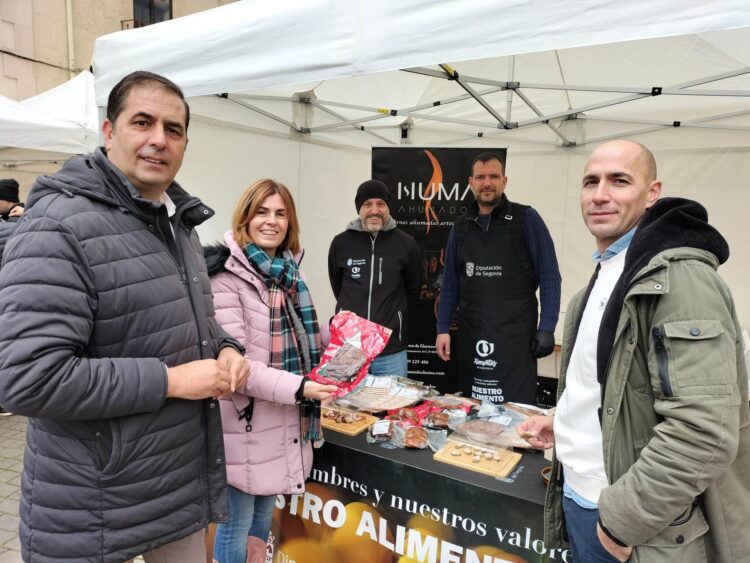 La Feria del Acebo pone fin a la Caravana de Alimentos 1 La vicepresidenta segunda de la Diputación, Magdalena Álvarez, presentado uno de los productos./ D.P.