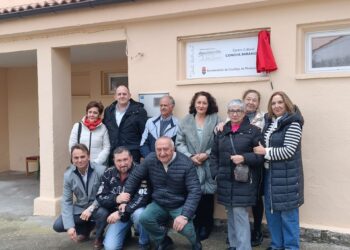 Miembros del Ayuntamiento y diputados en la puerta del centro./ E.A.