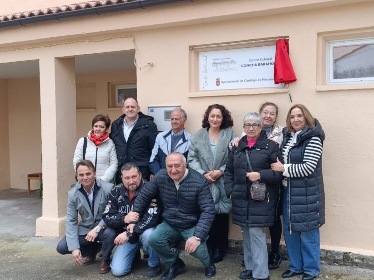 Castillejo de Mesleón inaugura su nuevo Centro Cultural ‘Concha Barahona’ 1 Miembros del Ayuntamiento y diputados en la puerta del centro./ E.A.