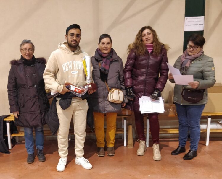 Alberto Bernardo, ganador de la competición celebrada en Fuentepelayo, durante la entrega de premios./ E.A.