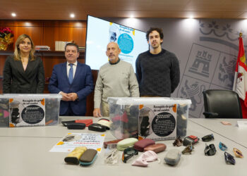 El Consejero de la Presidencia presenta los resultados de la campaña de recogida de gafas. / Miriam Chacón