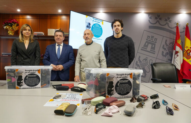 La solidaridad de los funcionarios de la Junta permite el envío de 3.757 gafas a Guinea-Bisáu 1 El Consejero de la Presidencia presenta los resultados de la campaña de recogida de gafas. / Miriam Chacón