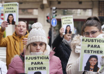 Familiares y amigos de Esther López a las puertas del juzgado. / Nacho Gallego