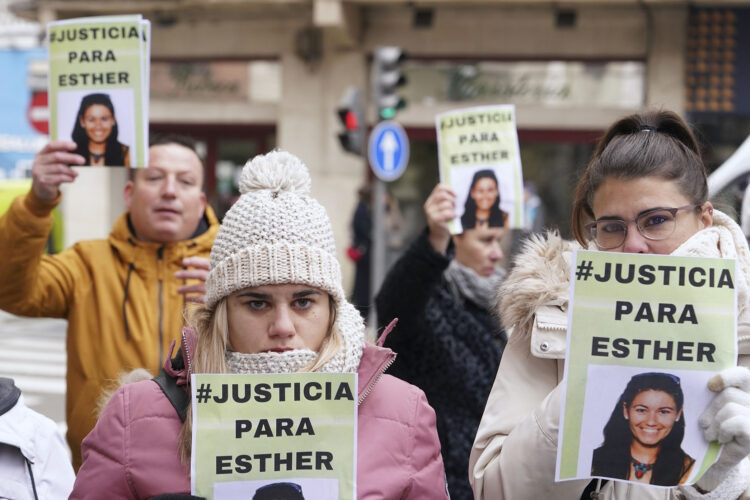 El Fiscal ve homicidio en el caso de Esther López 1 Familiares y amigos de Esther López a las puertas del juzgado. / Nacho Gallego