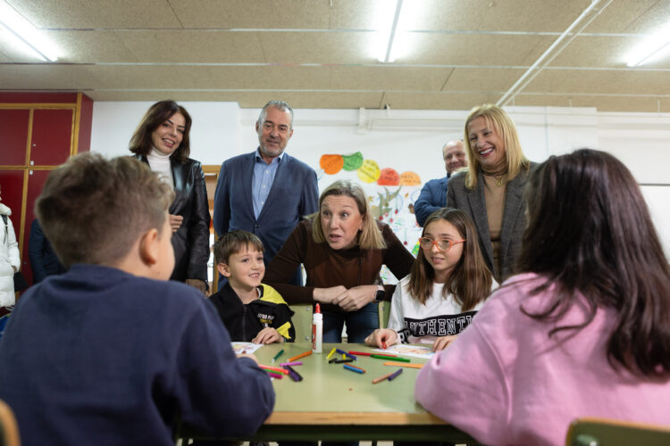 Isabel Blanco visita a algunos de los participantes del programa en el CEIP Fuente del Rey, en Soria. / Concha Ortega