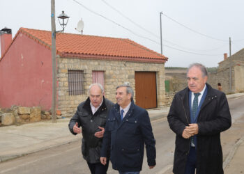 José Luis Sanz Merino visita Palacios del Alcor, Palencia, donde 17 de los 21 vecinos se han beneficiado de las ayudas. / Brágimo