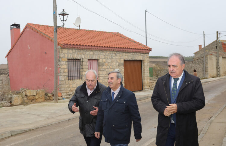 José Luis Sanz Merino visita Palacios del Alcor, Palencia, donde 17 de los 21 vecinos se han beneficiado de las ayudas. / Brágimo