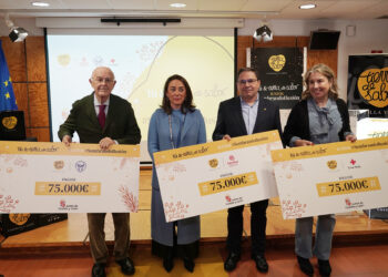 La Consejera de Agricultura, Ganadería y Desarrollo Rural hace entrega de los cheques. / Rubén Cacho