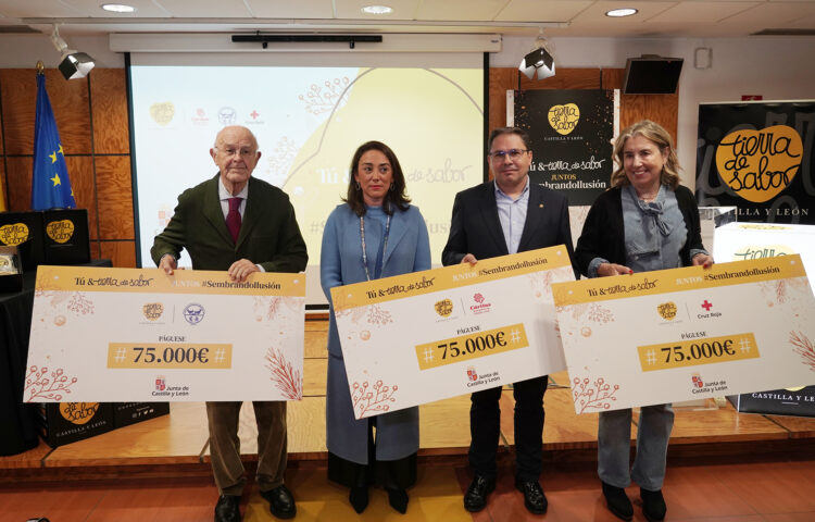 La Consejera de Agricultura, Ganadería y Desarrollo Rural hace entrega de los cheques. / Rubén Cacho