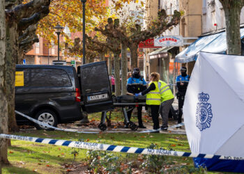 Traslado de los restos mortales del hombre hallado muerto en una calle de Aranda de Duero (Burgos) este lunes. / Paco Santamaría