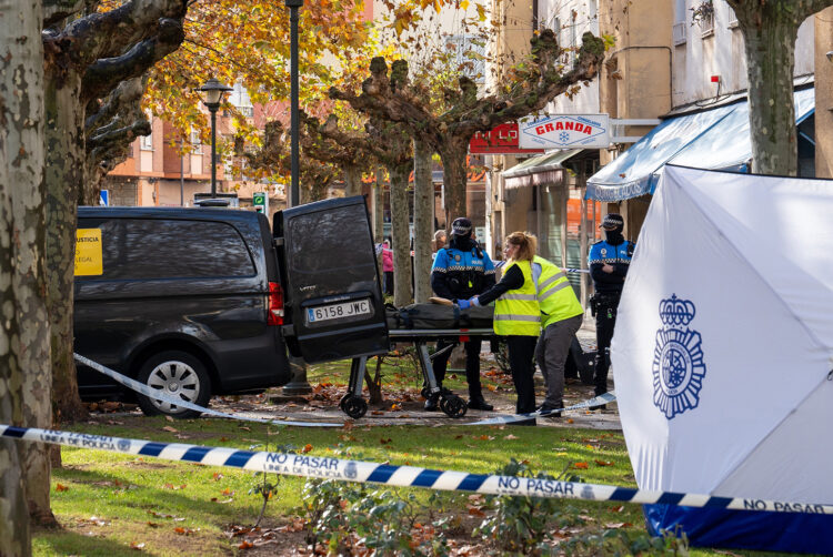 El supuesto autor de la muerte de un hombre en Aranda de Duero confiesa el crimen 1 Traslado de los restos mortales del hombre hallado muerto en una calle de Aranda de Duero (Burgos) este lunes. / Paco Santamaría