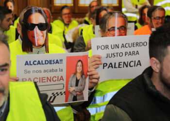 Protesta de policías locales durante el Pleno del Ayuntamiento de Palencia. / Brágimo