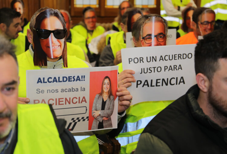 Un grupo de policías locales irrumpen a modo de protesta en el Pleno del Ayuntamiento de Palencia 1 Protesta de policías locales durante el Pleno del Ayuntamiento de Palencia. / Brágimo