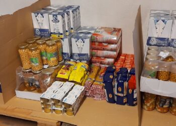 Muchas familias se ven obligadas a recurrir a bancos de alimentos.