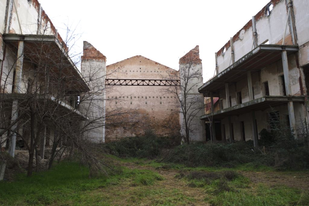 Interior del Teatro Cervantes en ruinas.