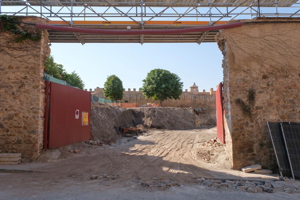 Vista de las obras desde la entrada de la calle del Obispo Gandasegui 