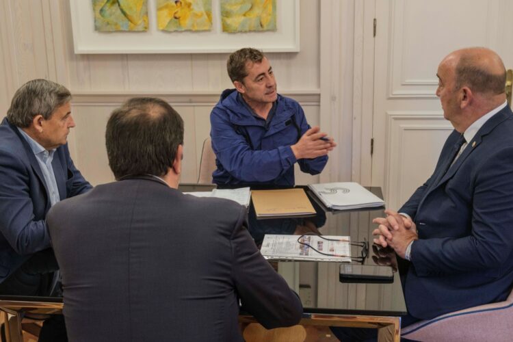 Varios alcaldes visitan la Diputación para compartir sus inquietudes 1 Reunión entre De Vicente y el alcalde de Valtiendas.