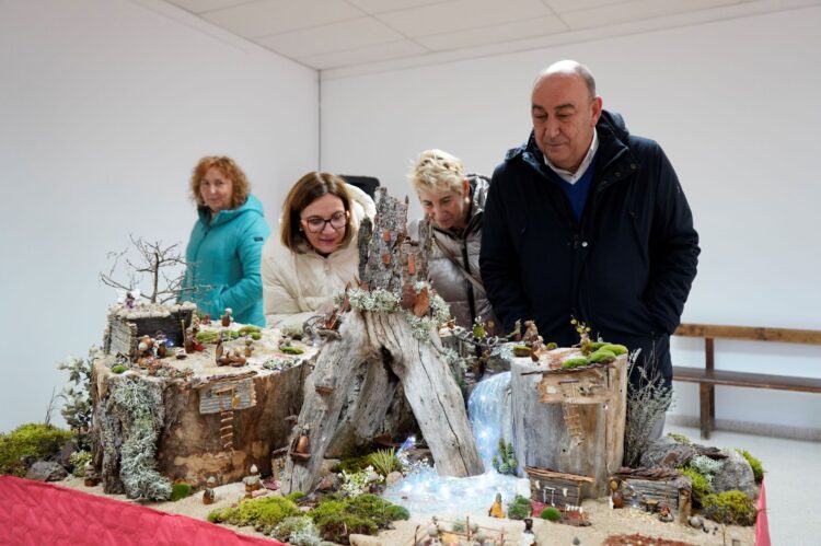 De Vicente recorre los belenes ganadores del concurso provincial 1 El belén de Bercial ganó la categoría artesanal.