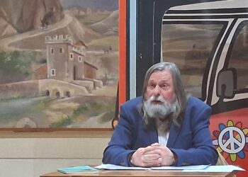 El poeta durante el recital./alvaro pinela