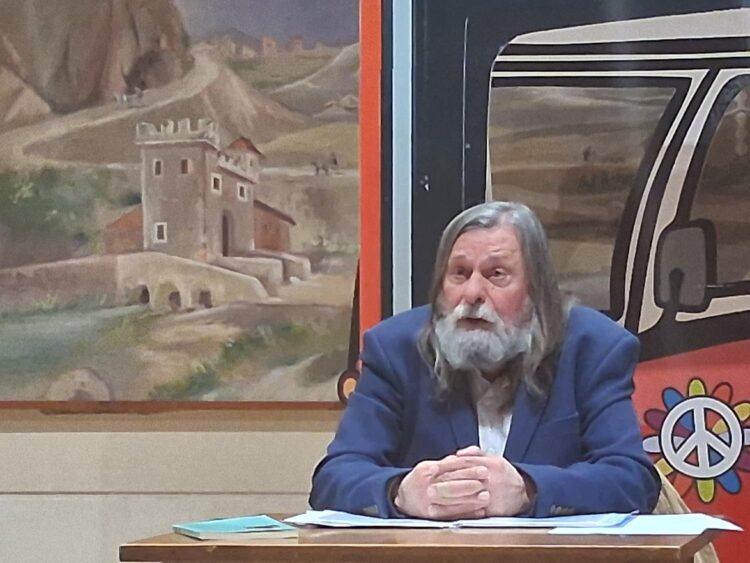 El poeta durante el recital./alvaro pinela